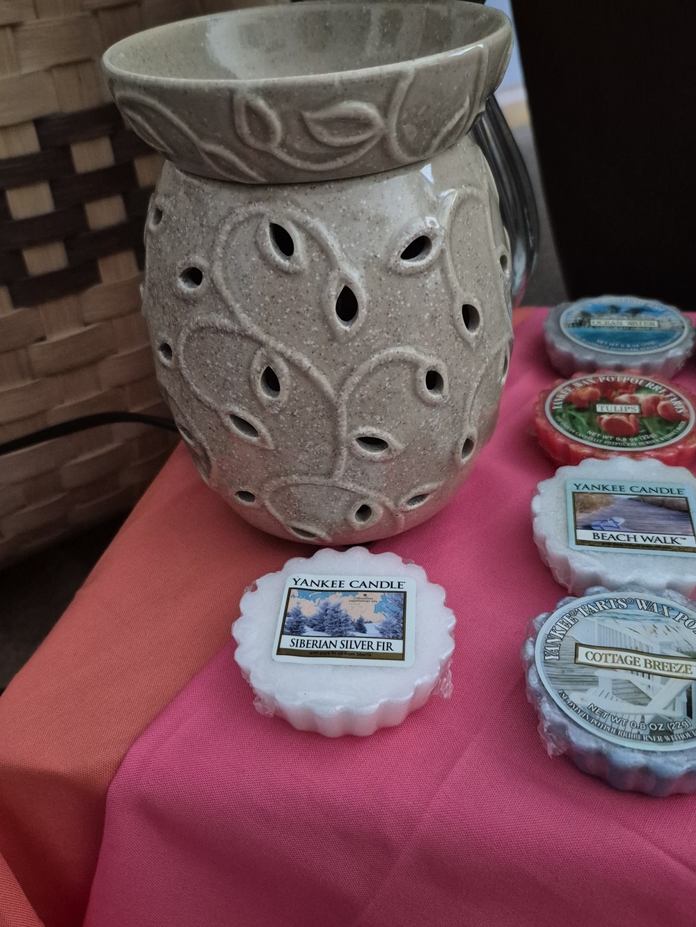 Ceramic Wax Warmer in Cream  Decorative Cutouts & 13 Yankee Candle Wax Melts - Picture 2 of 10